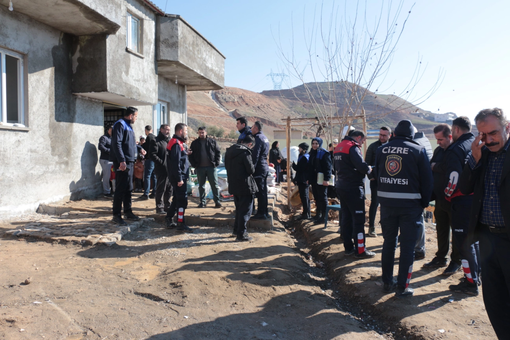 Cizre'de facianın eşiğinden dönüldü: Dev kayalar evi yerle bir etti