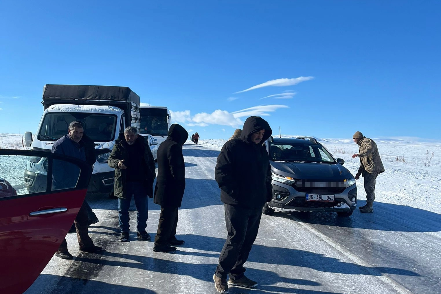 Eksi 30'a düşen sıcaklıklarda buz pistine dönen yolda araçlar mahsur kaldı