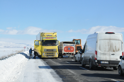 Kars'ta tırın kaymasıyla kapanan karayolu yeniden ulaşıma açıldı
