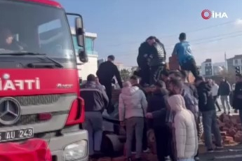 Kütahyaspor taraftarı, kazada yaralı sürücünün yardımına koştu