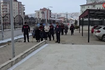 Ölen kardeşinin kimliğiyle 21 yıl devletin imkanlarından istifade etti