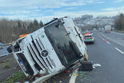 Refüje Çarparak Duran Tır Ortalığı Savaş Alanına Çevirdi!