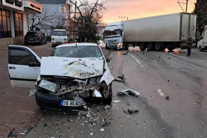 Karşı şeride geçen tır, otomobille kafa kafaya çarpıştı