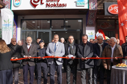 İlk gün açılışa özel yüzde 50 indirim yapılınca ürünler kapışıldı