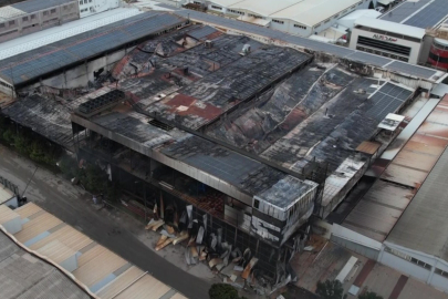 Gece alevlere teslim olan fabrika sabahın ilk ışıklarıyla havadan görüntülendi