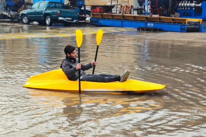 Göle dönen sokakta kano kullanmayı öğrendi
