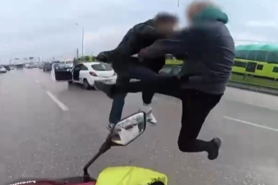 Trafikte uçan tekmeli kavga