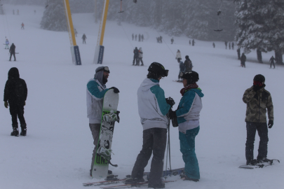 Uludağ'da sis ve soğuğa rağmen yoğunluk sürüyor
