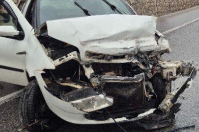 Otomobil bariyerlere çarptı: 3 yaralı