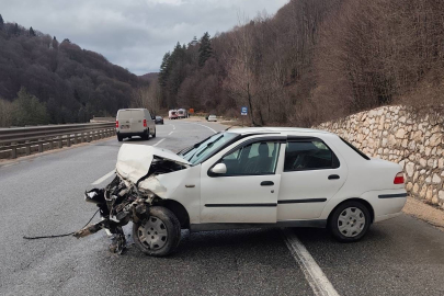 Bursa'da otomobil bariyerlere çarptı: 3 yaralı