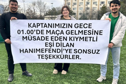 Eşine Pankartlı Teşekkür! İşte O Anlar!