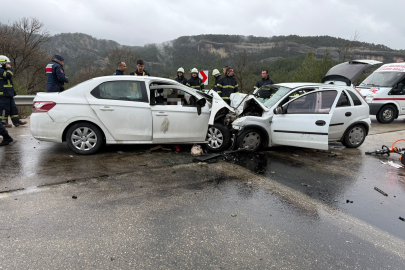 İki otomobil kafa kafaya çarpıştı: 6 ölü, 6 yaralı