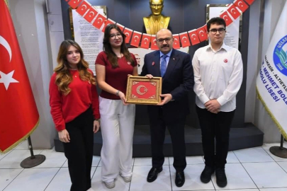 Eğitimde ikinci dönem, bayrak sevgisiyle başladı