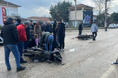 Motosikletler kafa kafaya çarpıştı 1’i ağır 2 yaralı