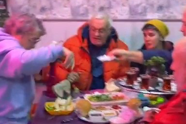 50 yıllık çaycı yaptığı şakalarla müşterileri kırıp geçiriyor!