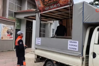 Bursa'da istediği ile evlenen kadın lokma dağıttı