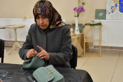 Deprem Travmasını Örgü Örerek Yenmeye Çalışıyor!