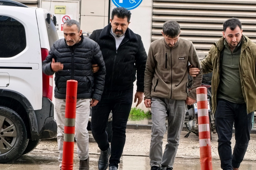 Fırça sapıyla dehşet : Arkadaşlarını ağır yaraladılar, 2 kişi tutuklandı