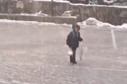 Kar altında İstiklal Marşı’nı okuyan çocuk yürekleri ısıttı