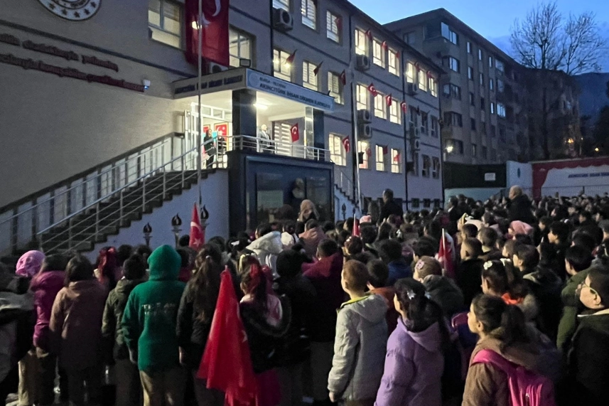 Bursa'da minik öğrenciler, depremde hayatını kaybedenleri unutmadı