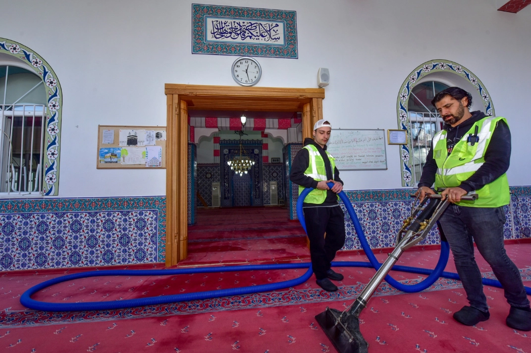 Bursa’daki camilerde Ramazan temizliği