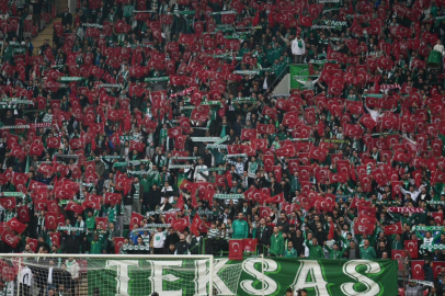 Bursaspor tribünleri Türk bayraklarıyla donatıldı