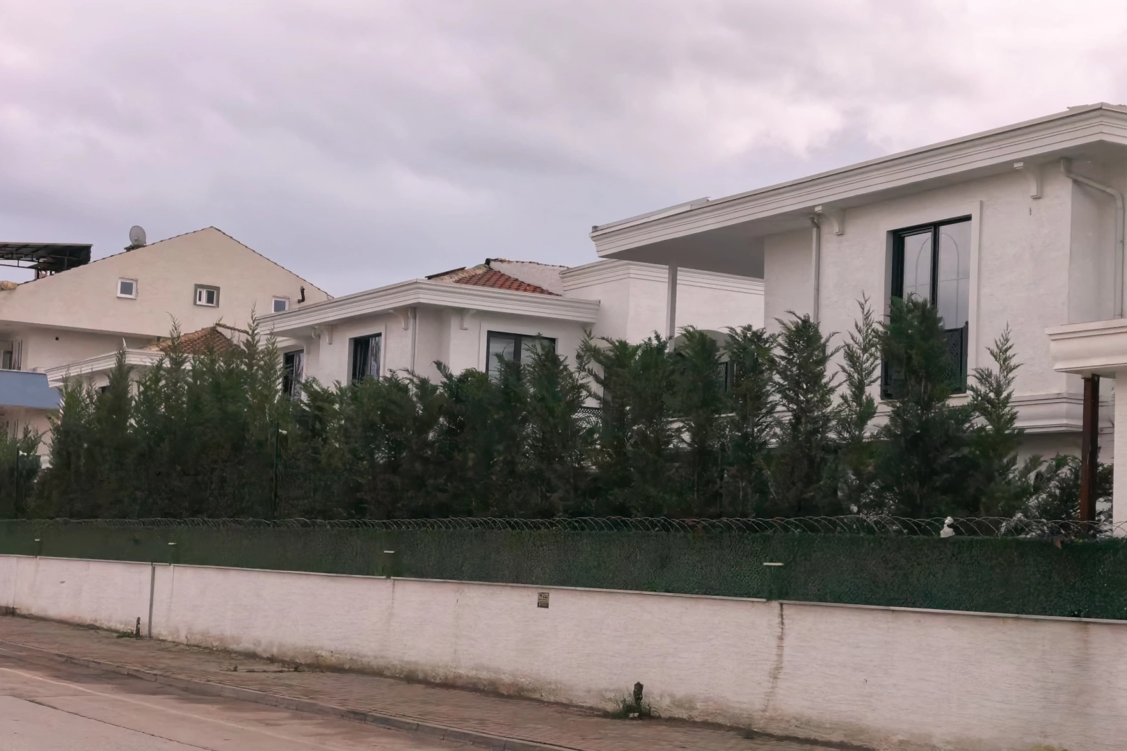 Cam silerken 4 metreden düştü