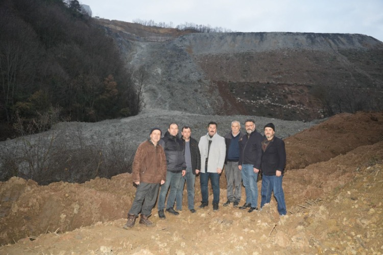 Başkan Özel köylülerle omuz omuza