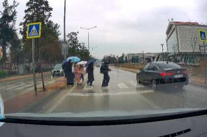 Yayalara yol vermeyen otomobil öğrencileri tehlikeye attı