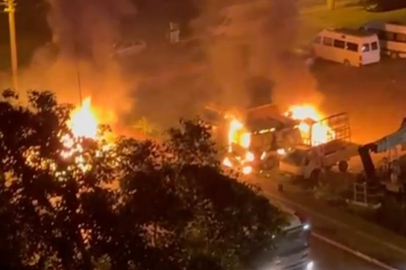 Benzin dökerek hem kendinin hem de kız arkadaşının aracını yaktı