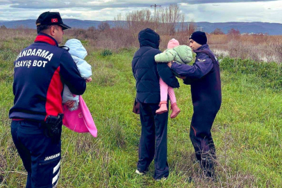 Uluabat Gölü'nde mahsur kalan aileyi jandarma kurtardı
