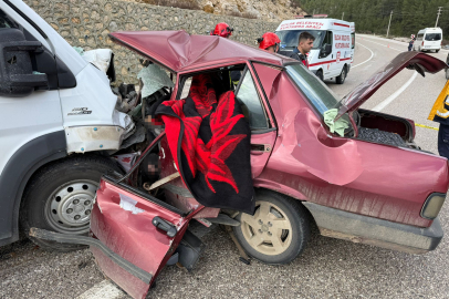 Minibüs ile otomobil kafa kafaya çarpıştı: 2 ölü, 4 yaralı