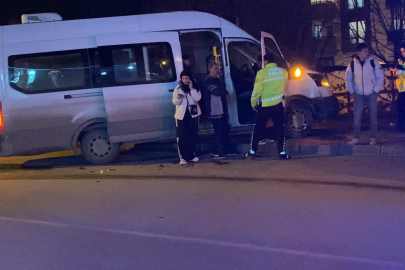 Otomobil ile minibüs çarpıştı: 9 yaralı