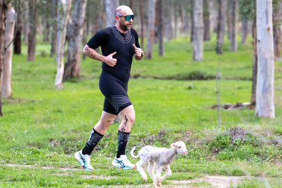 Parkura giren kuzu, renkli görüntülere neden oldu
