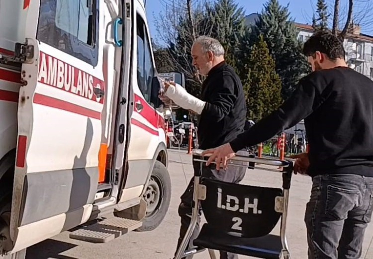 Yaralı ambulansla Bursa Uludağ Üniversitesi Tıp Fakültesi Hastanesine sevk edildi