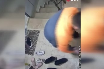 Başkan Erol, Türk Bayrağı'nı yerde bırakmayan kuryeyi ödüllendirdi