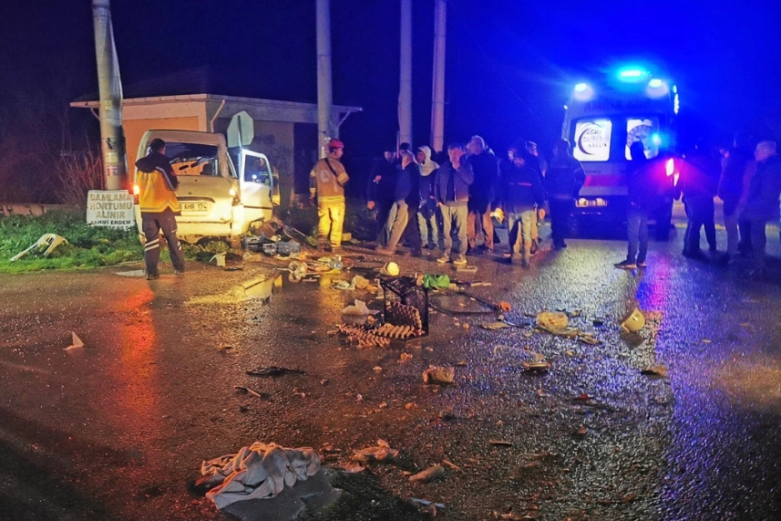Bursa'da kamyonet ile otomobil çarpıştı: 2 yaralı