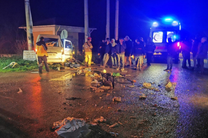 Bursa'da kamyonet ile otomobil çarpıştı: 2 yaralı