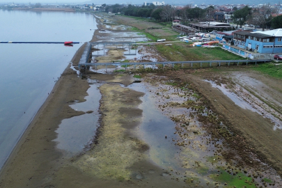Fabrikaların tonlarca su çektiği İznik Gölü 200 metre çekildi
