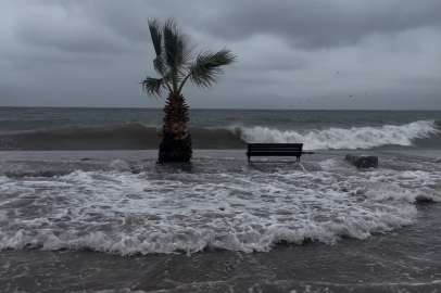 Bursa’da denizle kara birleşti, sokaklar göle döndü