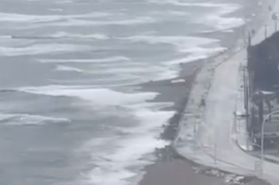 Bursa'da fırtına etkili oldu, deniz seviyesi yükseldi, sular yola dayandı