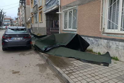 Çatı, lodosla birlikte otomobilin üzerine uçtu