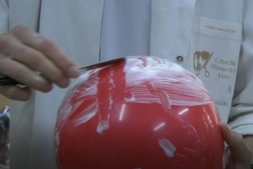 Köpüklü balonu patlatmadan, jiletle tıraş ederek sınavı geçiyorlar