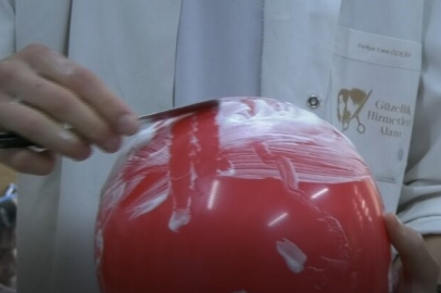 Köpüklü balonu patlatmadan, jiletle tıraş ederek sınavı geçiyorlar