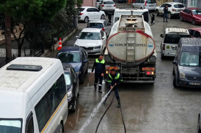 Gemlik’te Teravih öncesi camilerde temizlik yapıldı