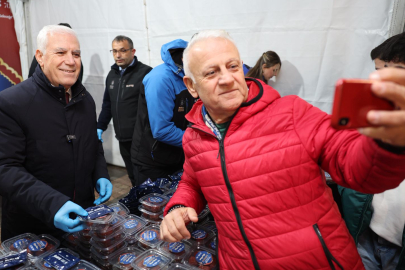 İlk Teravih sonrası vatandaşlara tatlı ikramı