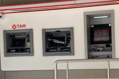 Para çekemediği ATM'yi balyozla parçaladı