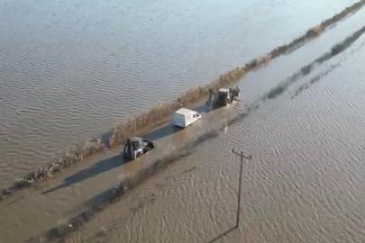 Sel sularında araçta mahsur kalan sürücü ekiplerce kurtarıldı