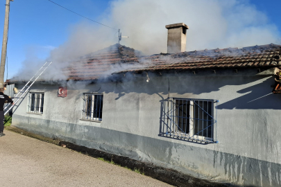 Yaşlı çiftin evi alevlere teslim oldu