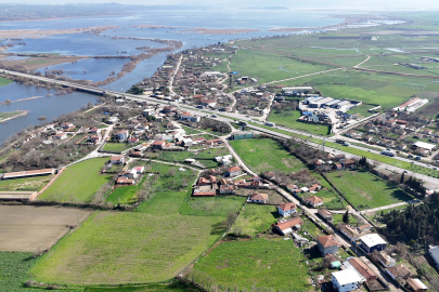 Bursa'da yağışlar göl seviyesini yükseltince evlerin bahçeleri sular altında kaldı